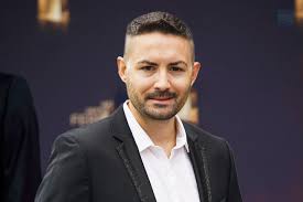 Menderes Vermögen: Ein Blick auf das Vermögen des TV-Stars und Sängers?